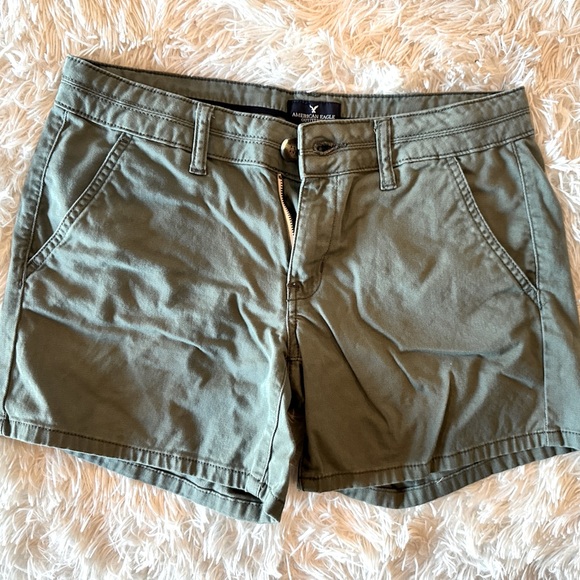 American Eagle Outfitters Pants - American Eagle women’s size size 6 midi cargo shorts